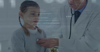 Doktor, pediatrik hastanın göğsüne steteskop yerleştiriyor. Dijital kaplamayla kalp verilerini yakalıyor. Pediatrik, tanı, sağlık, teknoloji, sağlık, muayene, dijital