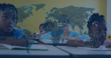 Altı öğrenci öğretmenden sonra notlar yazıyor, dijital dünya haritasının kayboluşunu seyrediyor, el kaldırıyor. Eğitim, öğrenim, sınıf, teknoloji, işbirliği, etkileşim, canlı