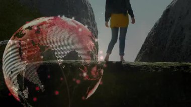 Holografik küre sırasında kanyon çıkıntısında duran bir kadın teknoloji gösterisinde yörüngedeki halkalarda beliriyor. Gelecekçi, yenilikçi, dijital, teknoloji, macera, keşif, minimalist