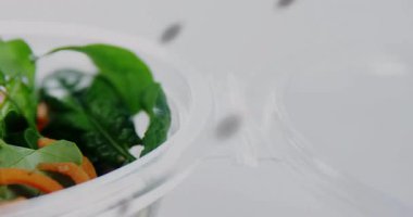 Ispanak ve havuç sarmallarını kabın içinde açmak domatesleri taramak, soğanları detaylıca göstermek. Taze ürün, organik, sağlıklı beslenme, modern tasarım, aşçılık, temiz estetik, tazelik