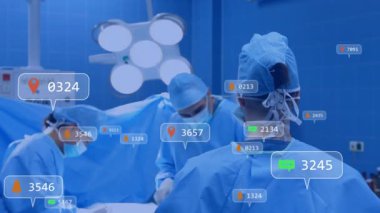 Tepedeki ışık altında aletler doğrulanıyor, cerrahi ekip veri örtüleriyle hassasiyeti artırıyor. Tıbbi, teknolojik, steril, geleceksel, takım çalışması, hastane, tanı