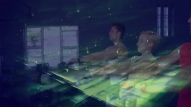 Kettlebell 'i kavradıktan sonra dört sporcu salıncakları dijital şebeke titreşimleriyle başlatıyorlar. Güç, takım çalışması, egzersiz, dijital, modern, motivasyon, atletizm