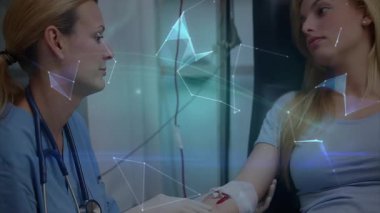 Hemşire test için turnike uyguluyor, hastadan kan alıyor ve üçgenler dünyaya karışıyor. Tıbbi, sağlık, tanı, gelecek, teknoloji, sağlık, profesyonellik