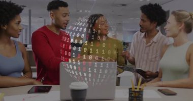 Kırmızı dizüstü bilgisayarlı adam, iş ekibi verileri ikili küre ile analiz ederken ekranı işaret ediyor. İşbirliği, teknoloji, yenilik, takım çalışması, veri görselleştirme, dijital, fütürist