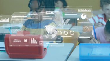 Çocuk kırmızı tabletin yanında yazarken kız sınıfta satır yazarken yüzen veri panellerine neden oluyor. Eğitim, teknoloji, yenilik, sınıf, öğrenme, dijital, takım çalışması