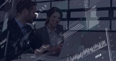 Bilgisayar uzmanları veri incelemesi için akıllı telefon kullanarak finans şeması animasyonunu başlatıyorlar. Profesyonel, işbirliği, teknoloji, veri analizi, modern, çalışma alanı, takım çalışması