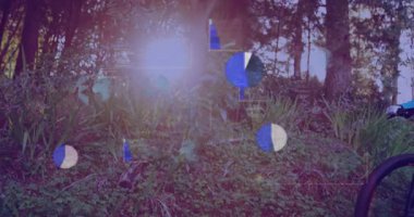 Orman tavası bisikletçisinin orman yolunda pedal çevirmesinden sonra veri tabloları yol bilgisinin ortaya çıktığını gösteriyor. Doğa, macera, teknoloji, açık hava, fitness, veri görselleştirme, keşif