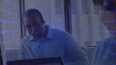 İş adamı sanal çağrıya başlıyor, mikrofonu ayarlıyor ve dizüstü bilgisayarı animasyon ızgarası ile inceliyor. Profesyonel, iletişim, dijital, fütüristik, işbirliği, şirket, teknoloji