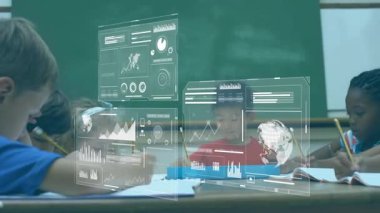 İlköğretim öğrencileri holografik çizelgeler olarak yazıyorlar, öğretmenler öğrenme için kaleme rehberlik ediyorlar. Eğitim, işbirliği, yenilik, teknoloji, çocukluk, öğrenme, sınıf