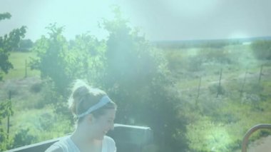 Kamyon yatağından gitarı alan, sahada tıngırdayan ve partnerle anı paylaşan bir kadın. Romantik, açık hava, kırsal, sakin, neşeli, arkadaşlık, boş zaman