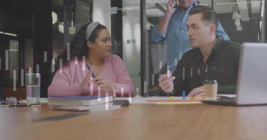 Çizelgede yazan bir kadın, telefona cevap veren bir adam, sonra da iş toplantısına katılan bir kadın. İşbirliği, takım çalışması, tartışma, beyin fırtınası, ofis, profesyonel, kurumsal