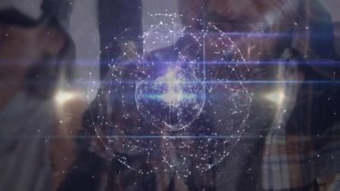 Kadın, VR kulaklığını ayarlıyor ve erkek, sanal ağ küresini incelemek için telefon çeviriyor. Teknoloji, yenilik, sanal gerçeklik, dijital, bağlantı, gelecek, veri