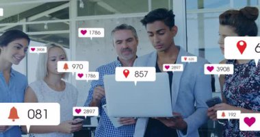 Pazarlama ekibi diz üstü bilgisayara yaslanıp sosyal medya simgelerini izliyor ve sayıları artıyor. İşbirliği, takım çalışması, analitik, modernlik, dijital, iletişim, yenilik