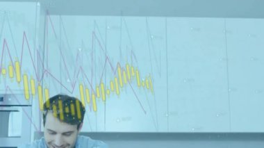 Adam tableti kaydırıyor ve tıkırdatıyor, animasyon sarı şamdan çizelgeleri üretiyor piyasayı takip ediyor. Teknoloji, finans, piyasa analizi, dijital araçlar, modern iç mekan, konsantrasyon, başarı