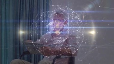 Tableti tutan kıdemli adam aşağıya bakıyor dönen küreyi gösteriyor atım düğümleri teknik analiz için. Gelecekçi, yenilikçi, dijital, bağlantı, teknoloji, görselleştirme, modern