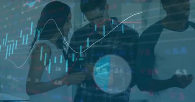 Telefonun kilidini açmak ve finans uygulamasını araklamak, iş arkadaşlarının rakamları tartışması, notları işaretlemek. İşbirliği, takım çalışması, finans, analitik, dijital, iletişim, modern