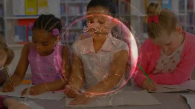 İlkokul arkadaşları kütüphane köşesinde yazı yazarken dünya grafiği cisimleşiyor ve dönüyor. Eğitim, takım çalışması, çocukluk, keşif, okur yazarlık, odaklanma, öğrenme