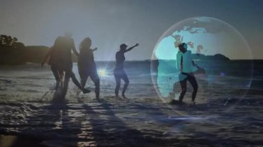 Günbatımında sörf yapan kadınlar teknolojiyi başlatıyorlar. Küre zayıflıyor ve dans hareketlerini haritalıyor. Dişiler, plaj, yaz, holografik, dünya, dijital, bağlantı