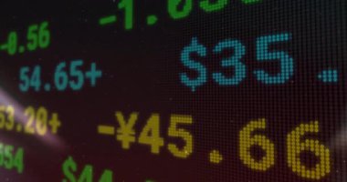 LED saat panelinde görünen parlak cyan rakamı piyasa verilerini takip eden değişen numaralara neden oluyor. Maliye, ticaret, piyasa, teknoloji, analitik, veri, yatırım