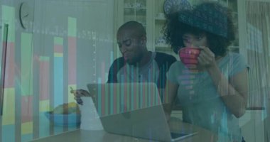 Çift mısır gevreği yiyor, mutfakta kırmızı kupa yudumluyor ve animasyon iş çizelgelerini inceliyor. Kahvaltı, işbirliği, veri analizi, sabah rutini, konforlu, yaşam tarzı, dijital araçlar