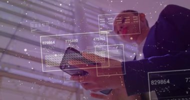 Kurumsal ofiste akıllı telefonu tutan bir kadın yüksek çözünürlüklü panelleri etkinleştiriyor ve okumaları ve düğümleri gösteriyor. Teknoloji, dijital, fütüristik, yenilik, veri, analitik, iş