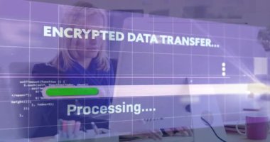 Teknoloji bürosu çalışanı bilgisayardan şifreli aktarım başlatıyor. İlerleme çubuğunun genişlemesini izliyor. Siber güvenlik, dijital, yenilik, profesyonel, modern, çalışma alanı, teknoloji