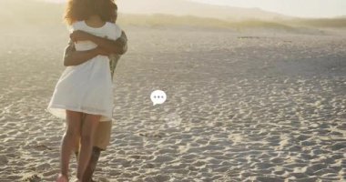 Sahilde erkeğin kollarına atlayan bir kadın dijital pazarlamayı gösteren animasyon sohbet baloncukları başlatıyor. Romantizm, şefkat, günbatımı, samimiyet, boş zaman, gündelik, bağlantı