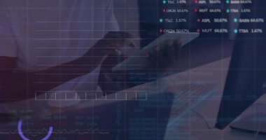 Analist tableti kaldırıyor ve ekranı tıkırdatıyor, finansal analiz için canlandırılmış hisse senedi grafiklerini ortaya çıkarıyor. Teknoloji, finans, veri, analiz, dijital, profesyonel, iş