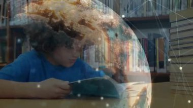 Çocuk kütüphanede kitap yerleştiriyor ve sayfaları açıyor. Veri düğümleriyle eğitimsel hologram küresi üretiyor. Eğitim, fütüristik, kütüphane, yenilik, merak, görselleştirme, teknoloji