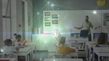 Erkek öğretmen, eğitimi açıklarken ağ kurma, cevap verdikten sonra öğrencileri birbirine bağlama. Eğitim, sınıf, dijital, bağlantı, yenilik, öğrenme, teknoloji