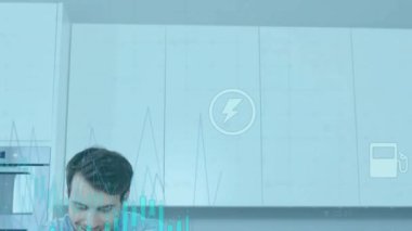 Mutfaktaki tableti tıklatan adam, simgeler belirdikten sonra ev teknolojisine gülümserken dalga şeklini etkinleştiriyor. Teknoloji, akıllı ev, dijital, yenilik, modern, bağlantı, arayüz