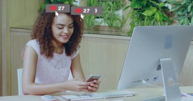 Kadın telefon dinleme, sosyal medya bildirimleri oluşturma iş arkadaşı olarak gülümseyerek eğiliyor. Teknoloji, işbirliği, iletişim, yenilik, işyeri, dijital, ağ