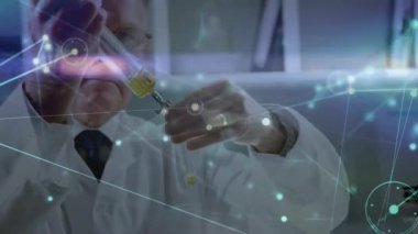 Ağ, örnek analizi için sarı çözeltiyi test tüpüne yerleştiren bilim adamının üzerini örtüyor. Araştırma, yenilik, teknoloji, kesinlik, deney, veri, sağlık