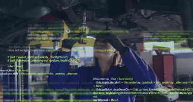 Kadın teknisyen, otomatik şasiyi denetliyor. Çarpışma anahtarı çekme sürgüsü, kod örtüsünün ortasında gevşiyor. Tamirci, atölye, endüstri, kesinlik, bakım, teknoloji, araçlar