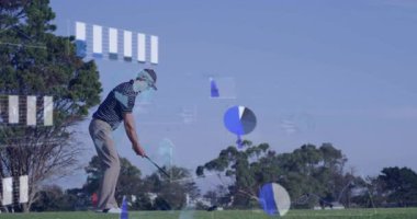 Erkek golfçü golf sopasıyla vuruşu başlatırken analitikler salıncak yörüngesini gösteriyor. Spor, teknoloji, performans, analitik, açık hava, hassasiyet, fitness