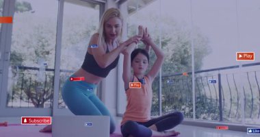 Eğitmen çocuğun kollarını kaldırarak dua oluşturur ve yüzen simgelerle zindelik esnetir. Egzersiz, sağlık, aile, açık hava, hareket, eğitim, rahatlama.