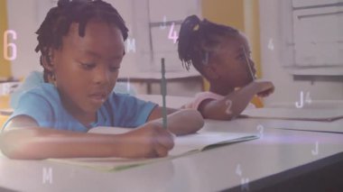 Çocuk not defterini açıyor ve okul için değişken veri örtüsü altında resim çizen bir kızın yanında yazıyor. Eğitim, öğrenme, takım çalışması, odaklanma, yaratıcılık, sınıf, gençlik