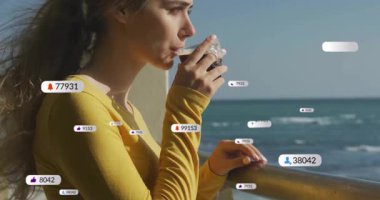 Okyanus raylarında soğuk bira yudumlayan bir kadın sosyal medya sayaçlarını ateşliyor pazarlamada kayboluyor. Minimalist, düşünceli, sakin, sosyal medya, kıyı, yaşam tarzı, rahatlama