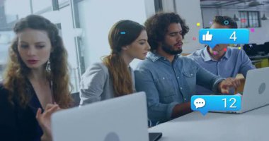 Ekip ofiste yazı yazıyor, sohbet baloncuklarının patlamasını ve sosyal medya ölçümlerinin yükselmesini izliyor. İşbirliği, takım çalışması, üretkenlik, iletişim, yenilik, modern, dinamik