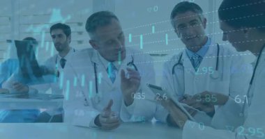 Olgun doktor hastahanede vaka tartışmasını başlatıyor. Ekip X-ray 'i canlı grafiklerle inceliyor. İşbirliği, profesyonellik, yenilik, tıbbi, takım çalışması, veri, klinik