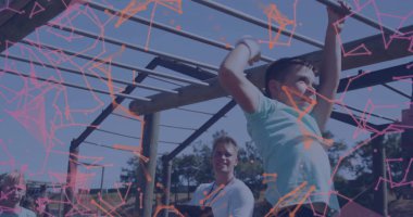 Çimenli engelli parkurlarda, bilekliklerde ve fotokopi alanında tişört giyen sallanan çocuk. Macera, aktivite, açık hava, atletik, takım çalışması, fitness, oyun alanı