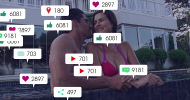 Pembe bikinili zayıf bir kadın ve yüzen dijital ikonlarıyla havuz başında gülümseyen üstsüz bir adam. Romantik, yaşam tarzı, modern, lüks, boş, enerjik, sosyal