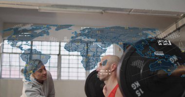 Antrenör, kırmızı atletli bir adama jimnastik salonunda dijital kaplamayla halterde çömelme performansı sergiliyor. Fitness, training, strength, technology, analytics, industrial, gym