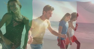 Gün batımında kumlu sahil şeridi boyunca sohbet eden dört arkadaş grubu, günlük deniz kenarı buluşmaları. Sahil, arkadaşlık, boş zaman, günbatımı, huzur, yaşam tarzı, açık hava.