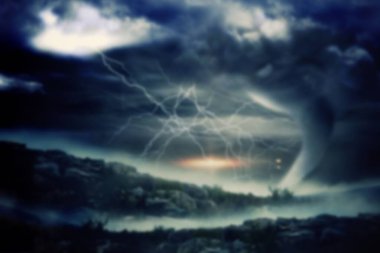 Kasırga sırasında bulutlu gökyüzüne karşı dağın manzarası