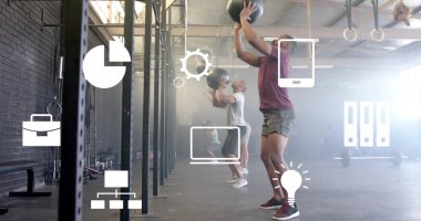 Bordo tişörtlü bir adam ecza toplarıyla depo spor salonunda duvar topu atıyor. Spor, spor, antrenman, güç, egzersiz, atletik, spor