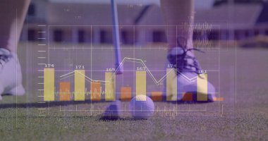 Golf topunu golf sahasına dizmek yeşile çizelge ve çizelge çizelgeleriyle. Spor ekipmanları, atletik performans, veri görselleştirme, kesinlik, açık hava aktivitesi, profesyonel spor, rekabetçi oyun