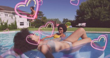 Şamandıralı bikinili kadınlar ve özel havuza atlayan yüzme şortlu bir adam. Havuz kenarı, boş zaman, tatil, açık hava, coşku, rahatlama, sosyal...