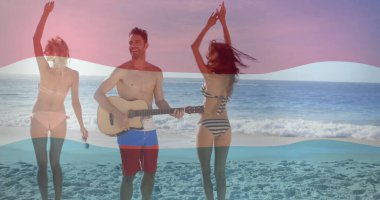 Bikinili ve şortlu arkadaşlar akustik gitar tıngırdatıyorlar gün batımında plajda dans ederken mikrofona şarkı söylüyorlar. Kumsal, gün batımı, eğlence, kutlama, rahatlama, açık hava, canlı