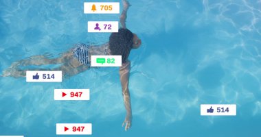 Güneşli havuz boyunca çizgili mayo giyen süzülen, sosyal medya örtülü kadın yüzücü. Atletik, boş zaman, su, dijital, açık hava, enerjik, canlı